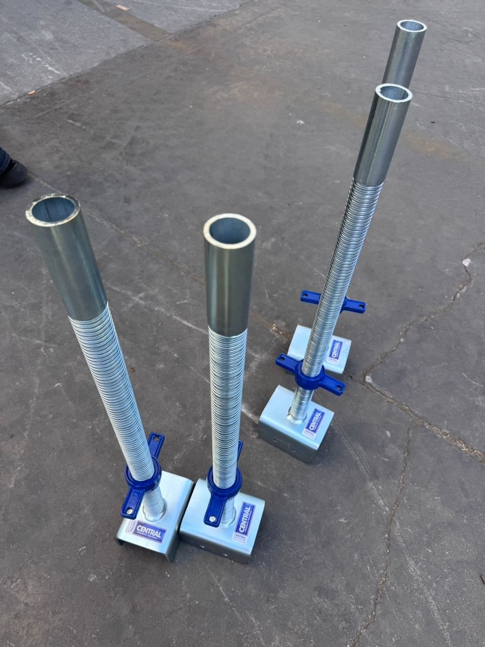 Central branded U jacks and flat jacks with blue wing nuts